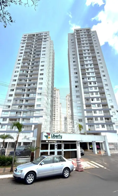 Apartamento 2 quartos com armários sendo uma suíte, sala de estar com sacada, co...