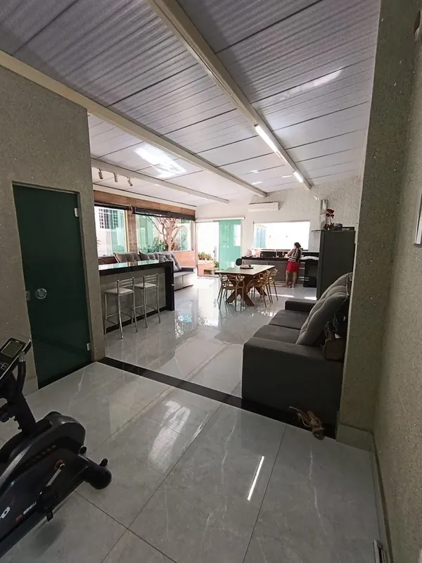 Sobrado com 240 m² de área construída em lote com 360 m² . kitnet nos fundos com...