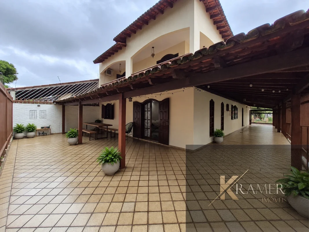 CASA DE ESQUINA COM AMPLA ÁREA VERDE | 5 QUARTOS | 4 SUÍTES | 4 VAGASConforto, e...