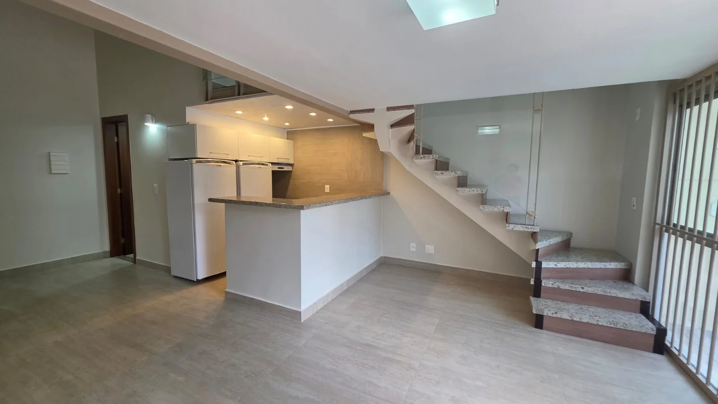 ALUGO LINDO DUPLEX REFORMADO | ED. VARANDAS – CA 5 LAGO NORTEExcelente duplex no...