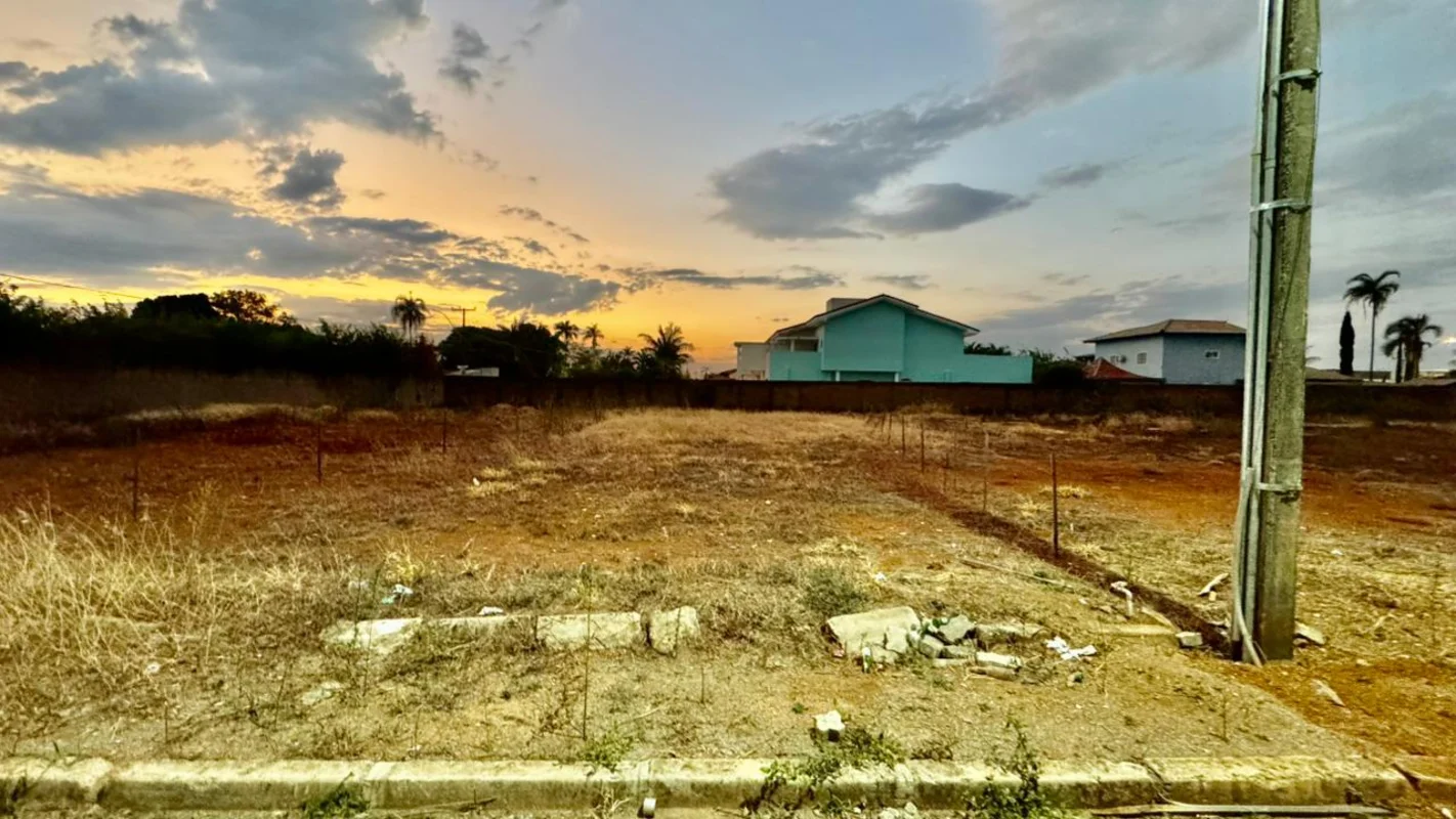 Lote em condomínio fechado! São 400m², sendo 10m² largura e 40m² de profundidade...