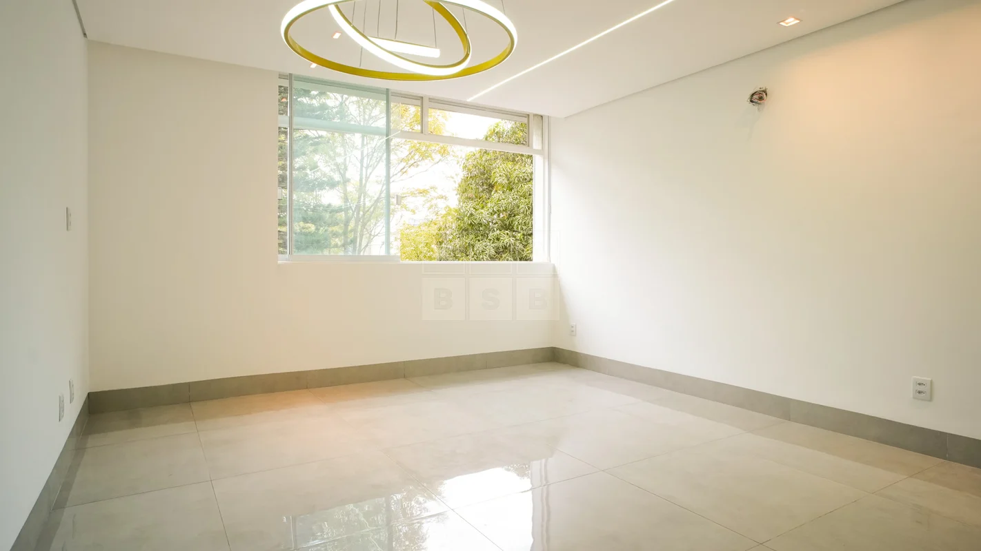 Apartamento recém-reformado. Em fase de instalação da marcenaria.São 3 quartos, ...