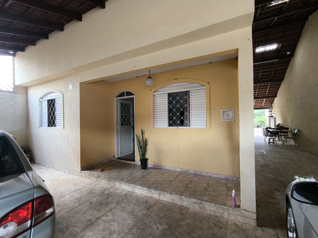 Casa 3 quartos, com laje, sala, cozinha, banheiro, área externa coberta, 2 banhe...