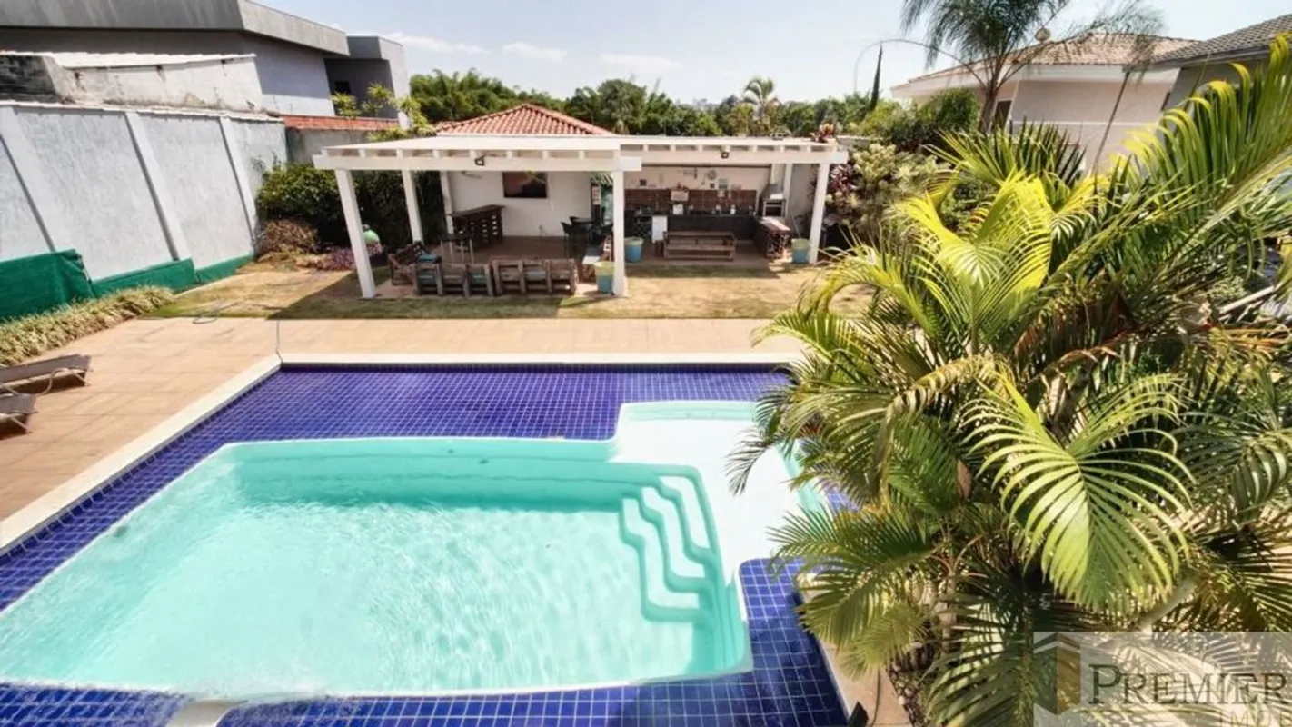Se você procura uma casa espaçosa, com excelente área externa e estrutura para r...