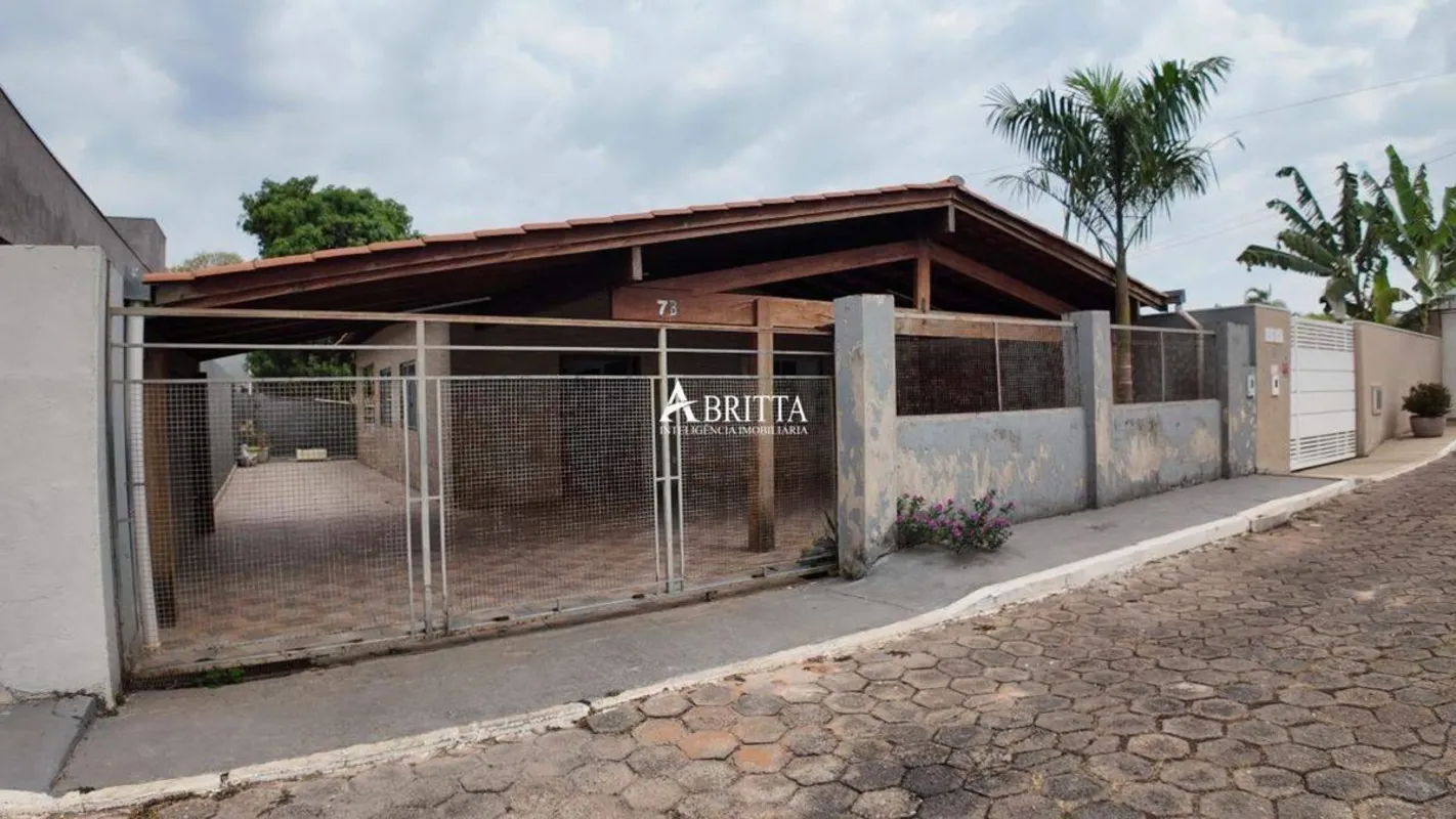 Casa de frente com 180m² de área construída + 226m² de área externa, em terreno ...