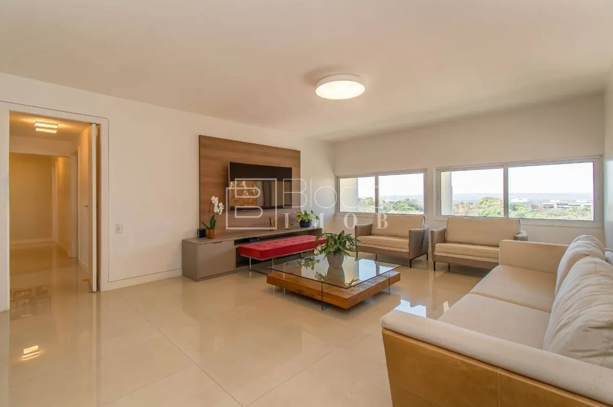 APARTAMENTO E CONDOMÍNIO REFORMADOS E COM PLACAS SOLARES.Apartamento é nascente,...