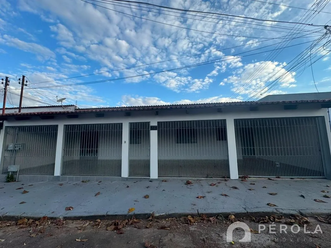 Casa com três quartos, sendo uma suíte, sala de TV, banheiro social, lavabo, coz...