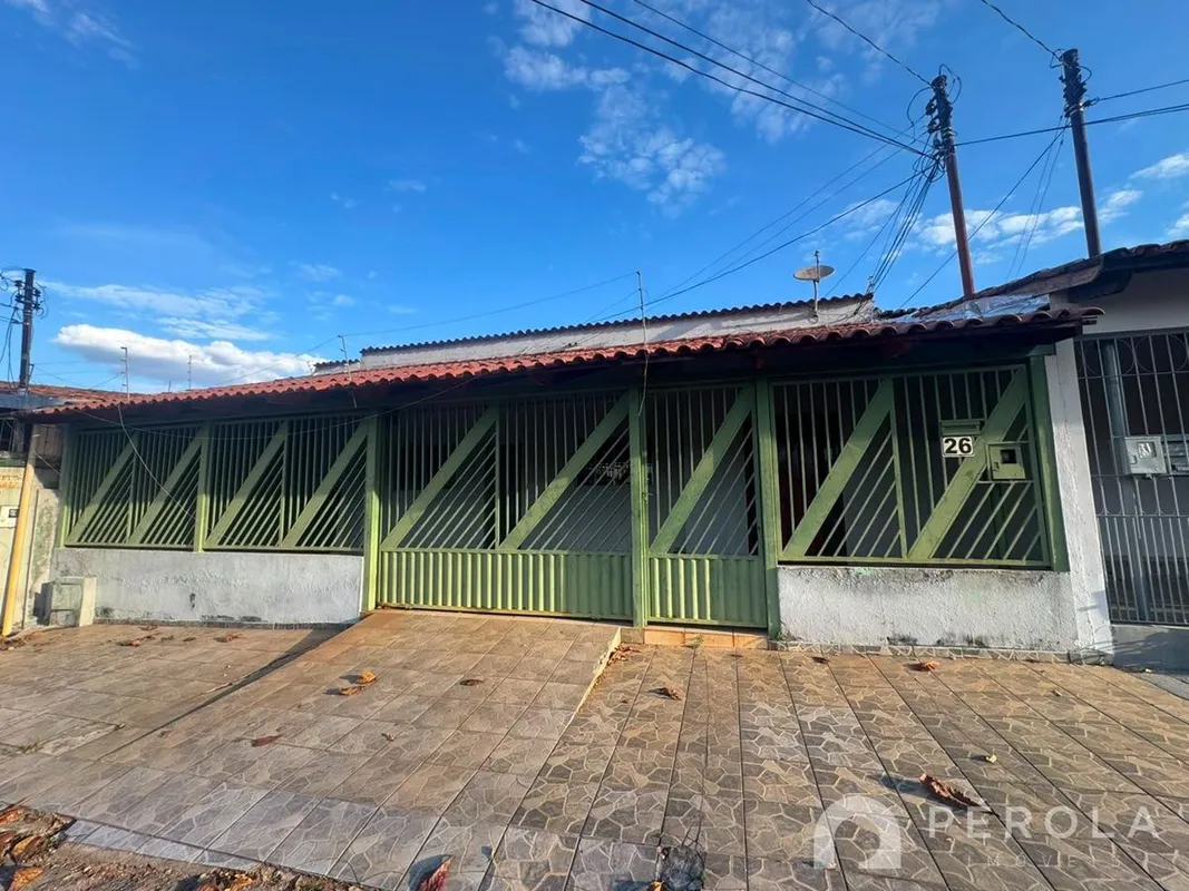 Casa com três quartos, sendo duas suítes, banheiro social sala de tv, sala de ja...