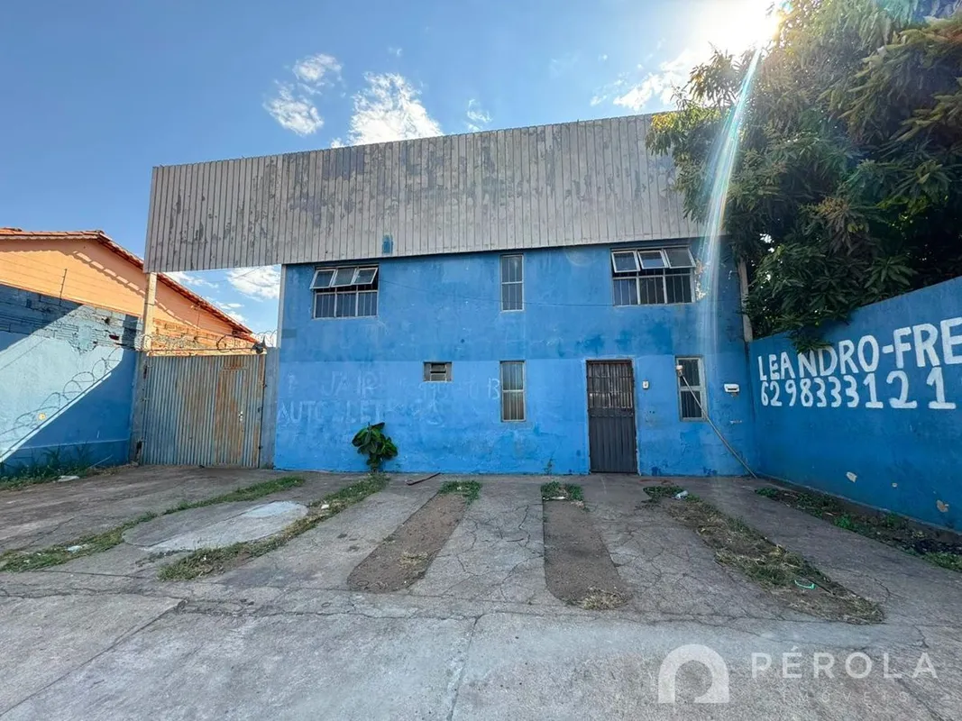 Galpão comercial medindo 200,00 m² de área privativa e 422,50 m² de área do terr...