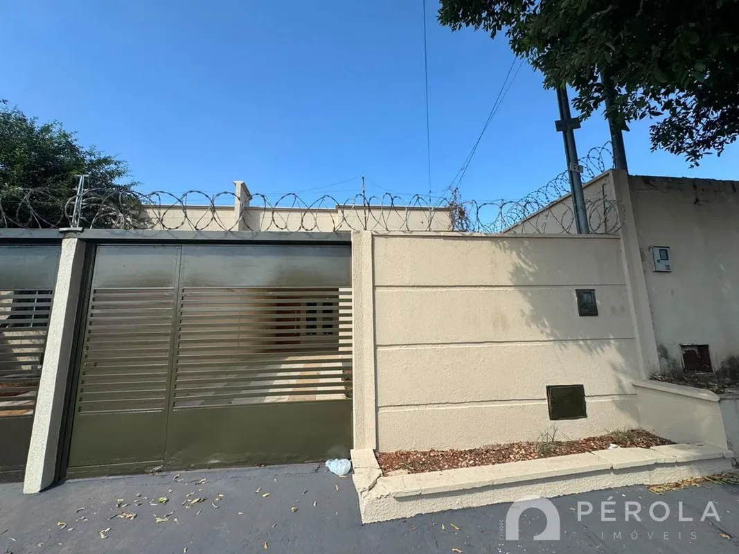 Casa com dois quartos, sendo um suíte, sala para dois ambientes, jardim de inver...