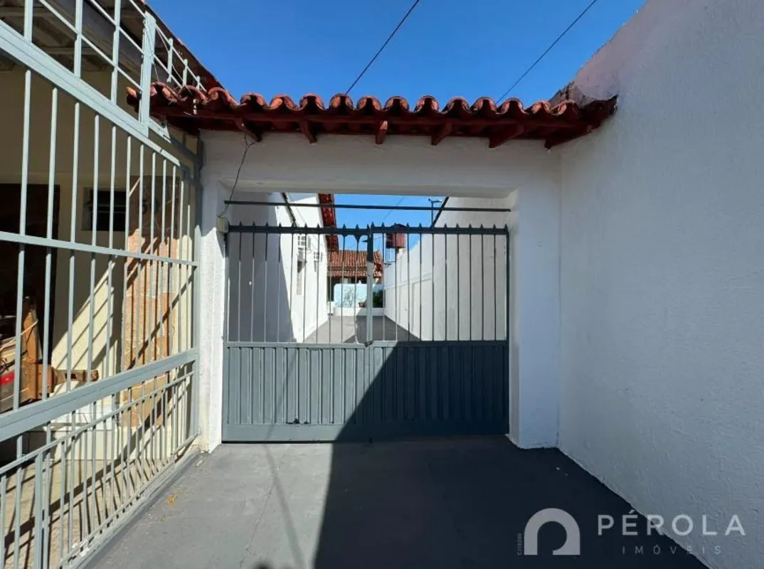 Casa com três quartos, sendo uma suíte, sala de estar, copa, banheiro social, co...