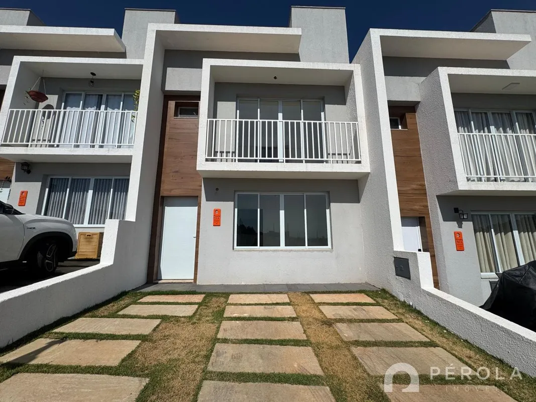 Sobrado novo com três quartos, sendo uma suíte plena com sacada e duas suítes am...