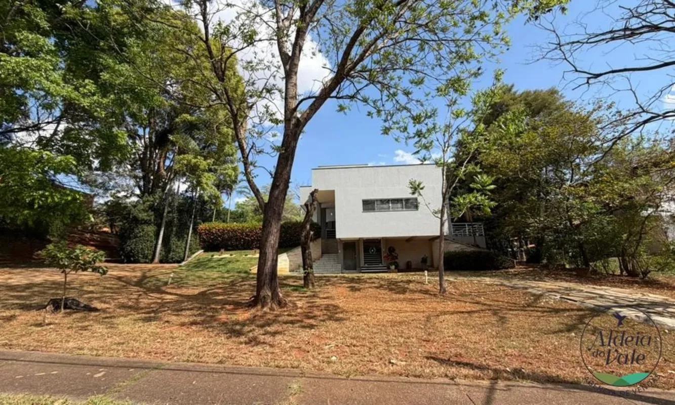 Casa térrea no Aldeia do Vale, em rua tranquila e sem saída. Com 3 suítes, escri...
