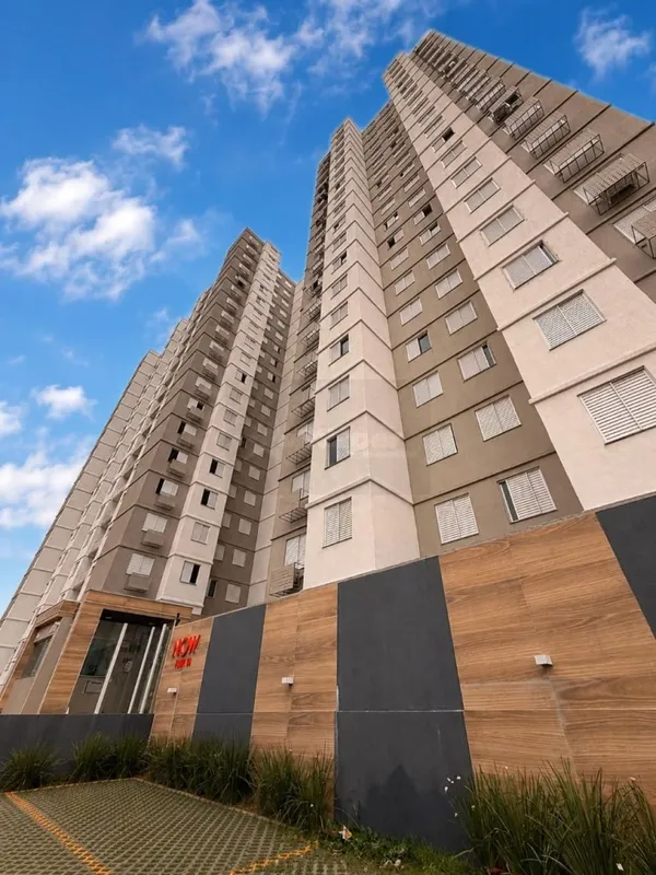 Apartamento 02 quartos, sala com sacada, cozinha americana com bancada, banheiro...