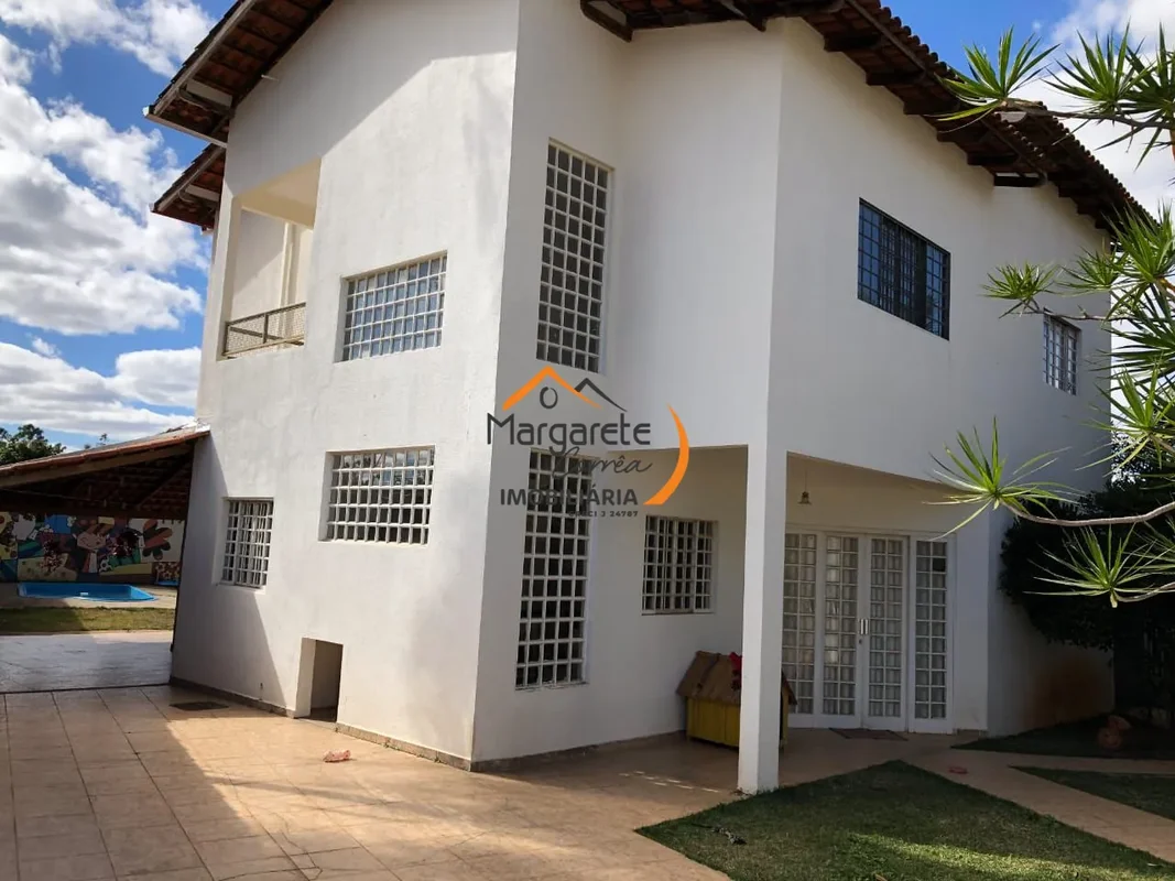 Imobiliária Margarete Corrêa vende Casa no Condomínio RK.Sobrado composta de:- 5...