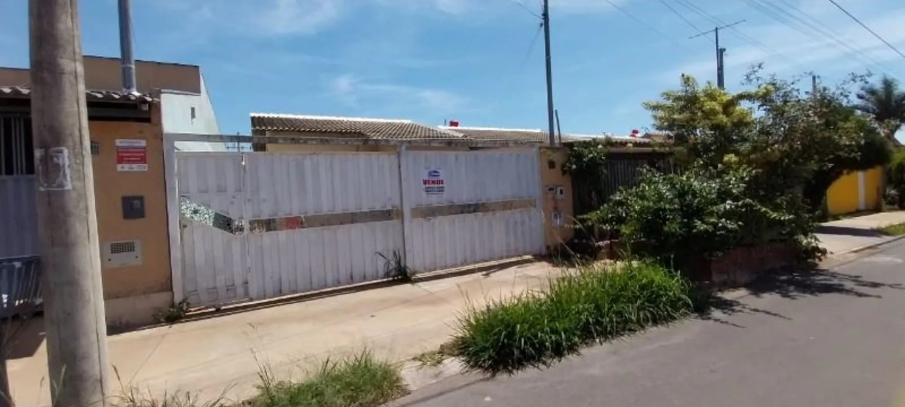 - Casa baixa;- Bem localizada;- Composta de: sala, 2 quartos, banheiro social, c...