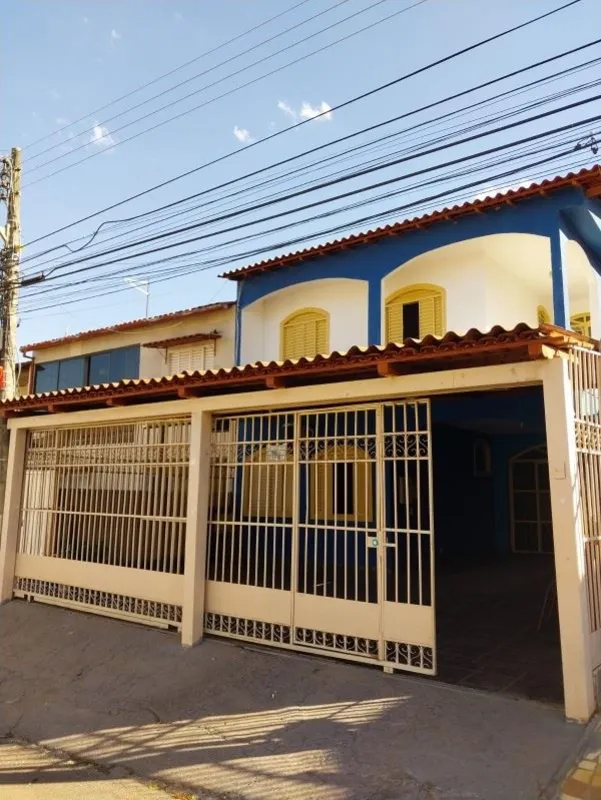 - Casa em excelente localização;- Amplo, arejado, com boa estrutura;- Posição: n...