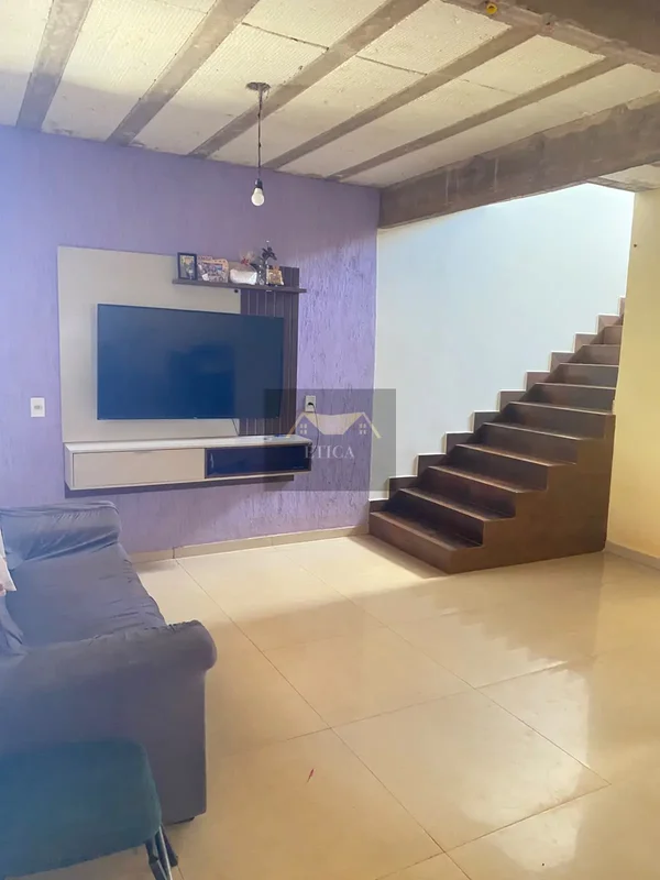 VENDO CASA NA CEILANDIASobrado com 3 quartos sendo uma suíte, sala, cozinha,2 ba...