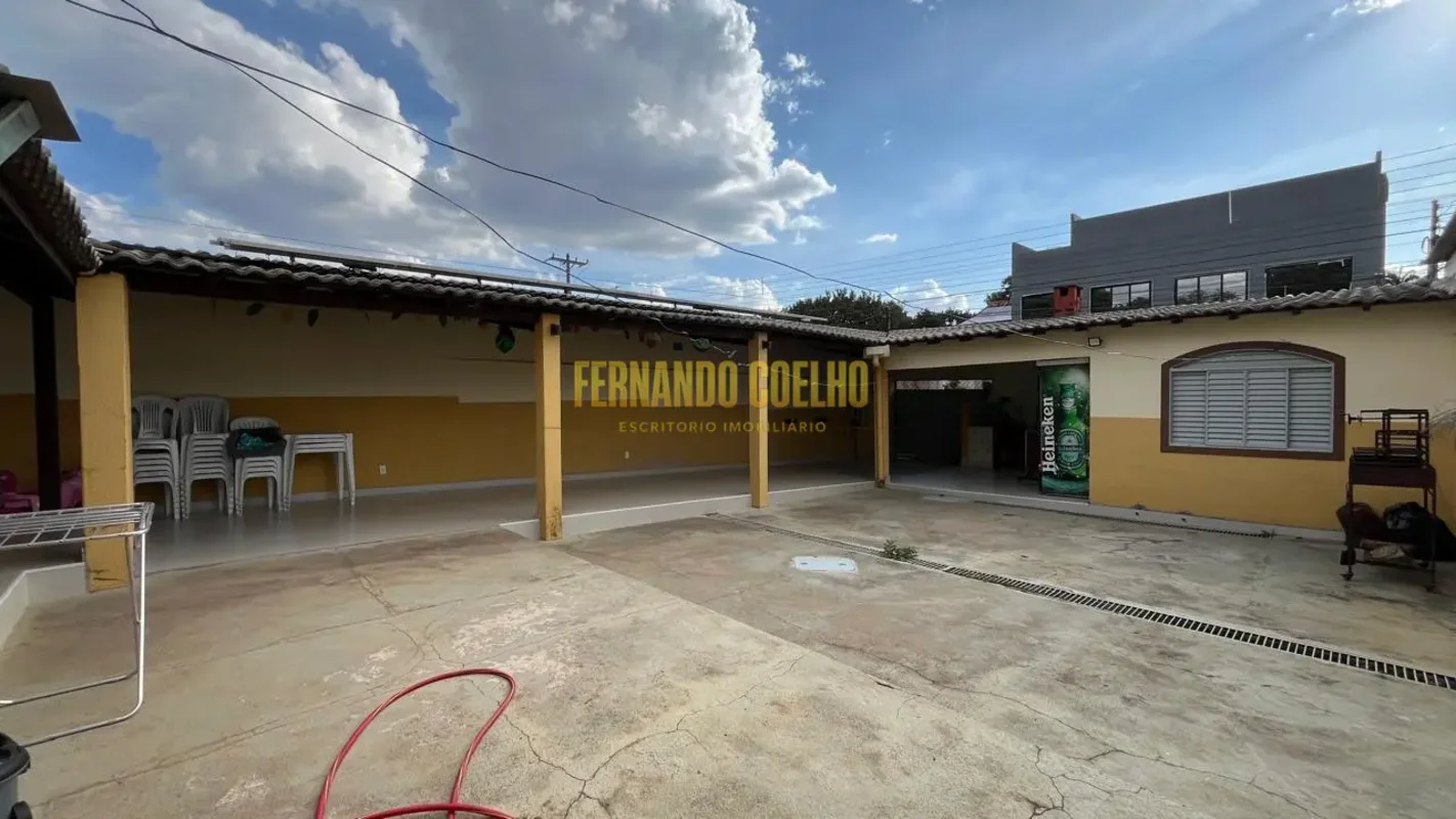 Casa toda na laje, excelente estrutura, telhado com telhas de concreto, lote vaz...