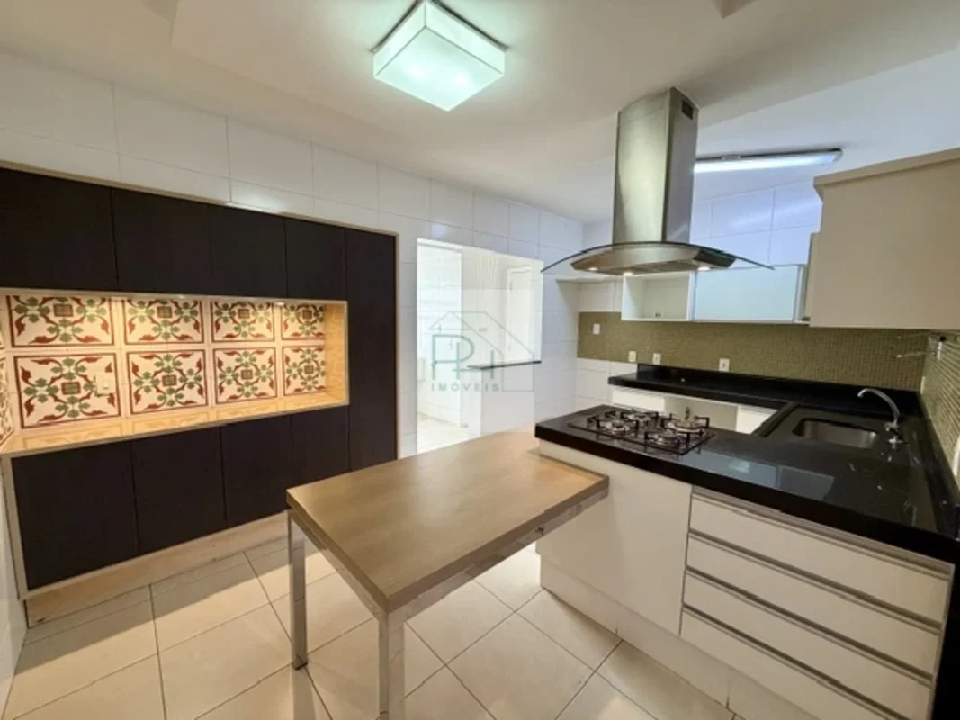 SQS 113 – REFORMADO, VAZADO E ANDAR ALTO | 110 m² | 2 QUARTOS | 1 SUÍTEExcelente...