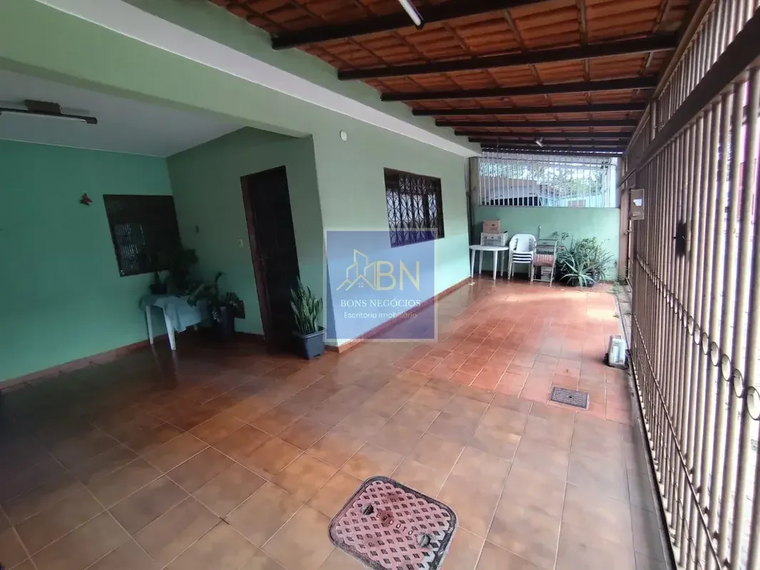 Descubra uma charmosa casa de 3 Quartos no coração de Taguatinga Sul, na QSF 11....