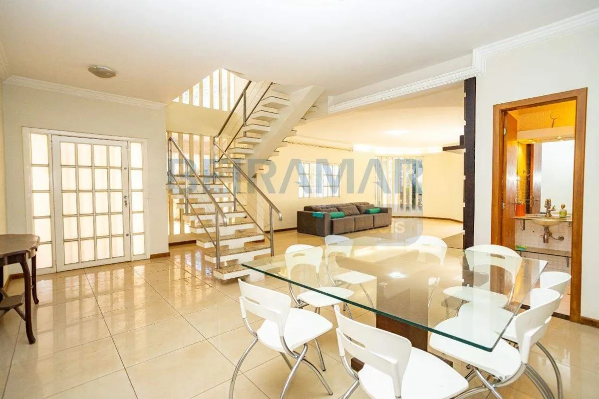 Se você busca uma residência ampla, sofisticada e com excelente aproveitamento d...