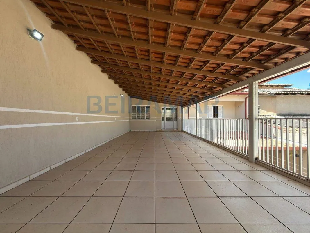 Esta excelente casa oferece ambientes amplos e bem distribuídos, ideal para quem...