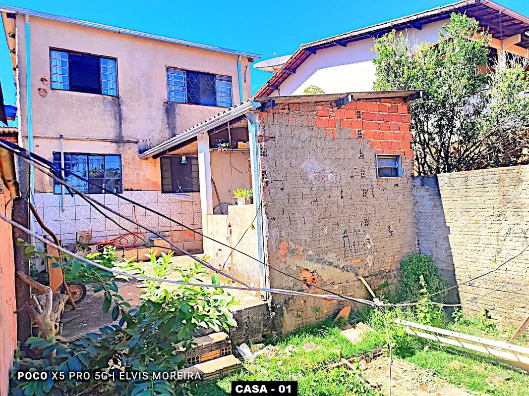 2 (DUAS) CASAS À VENDA, LOTE INTEIRO DE 300 METROS QUADRADOS, NA VILA GOIÁS, ATR...