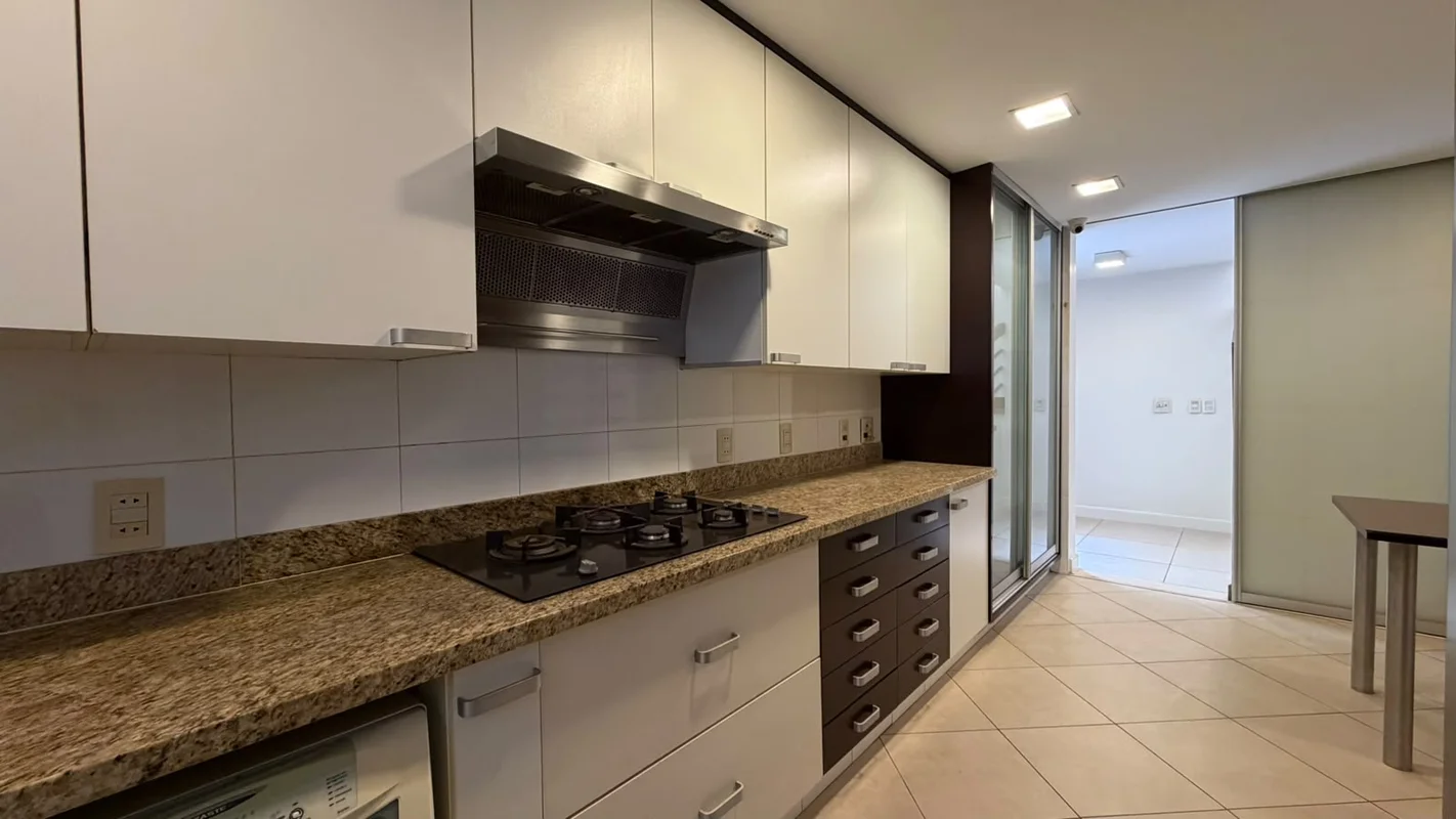 Casa à venda na Asa Sul, uma das regiões mais valorizada de Brasília. Casa com 3...