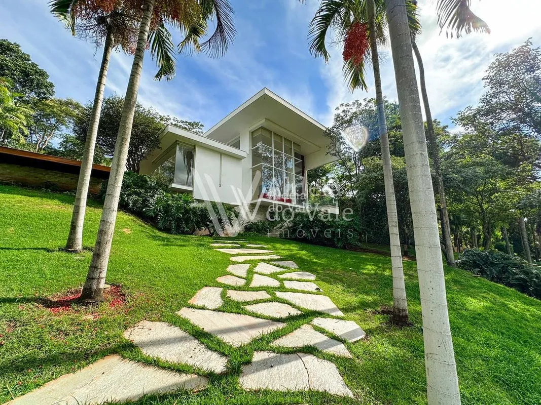 Uma residência única no Aldeia do Vale, assinada pelo arquiteto Daltro Costa, on...