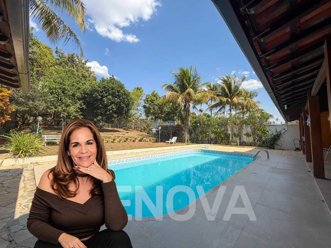 Excelente residência na QL 12, Lago Norte.Distribuído em dois pavimentos, o imóv...