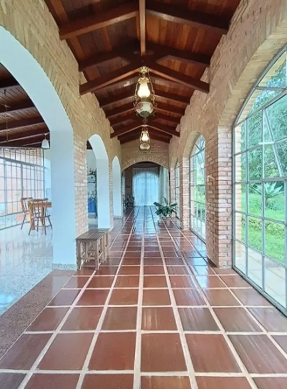Casa residencial em dois pavimentos, localizada em condomínio fechado, arborizad...