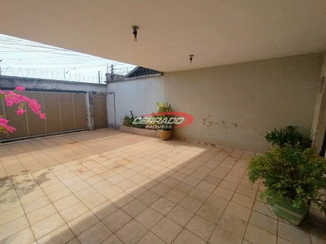 3 quartos sendo uma suíte com armários, sala 02 ambientes, cozinha com armários,...