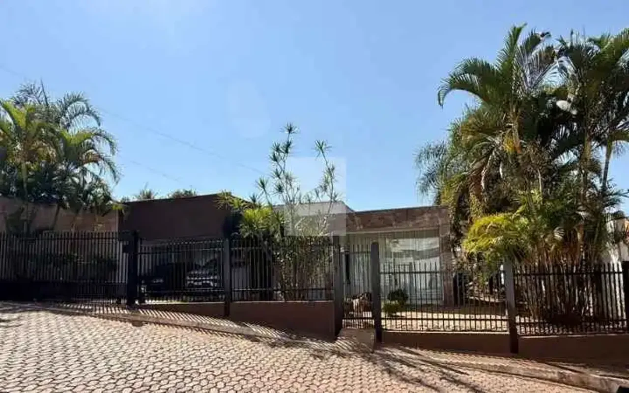 Casa ampla em condomínio fechado | Lote de 1.000 m²Uma casa espaçosa, iluminada ...