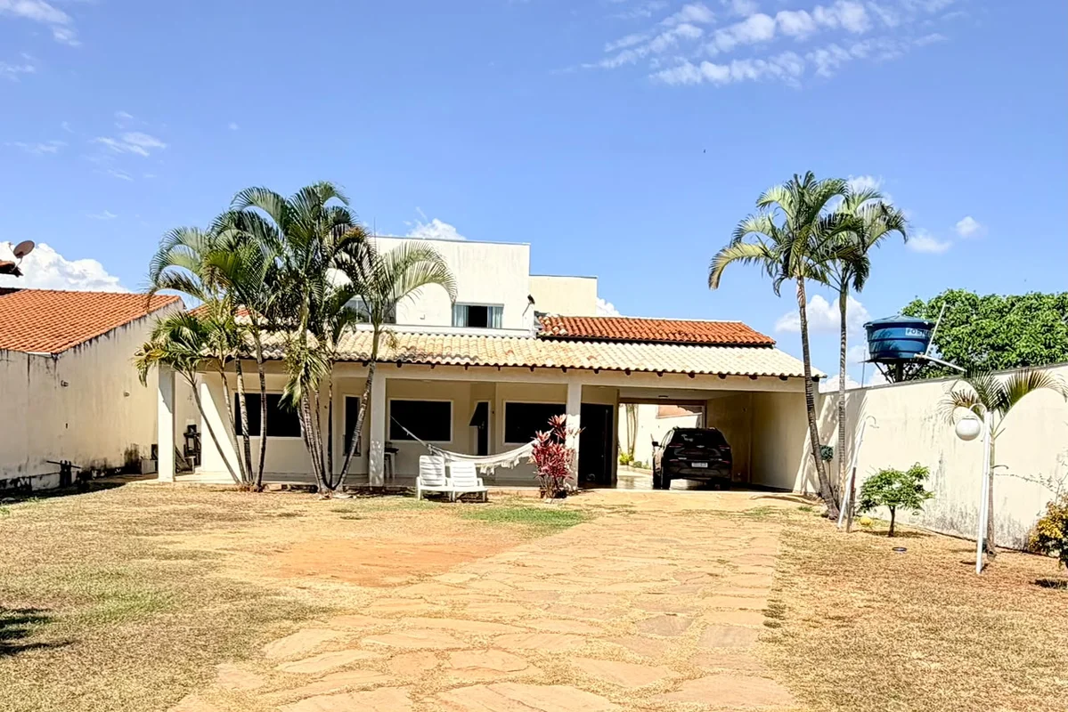 CASA COLONIAL À VENDA | RUA 6, 5 QUARTOS, 3 SUÍTES E LOTE DE 800 M²Sobrado colon...