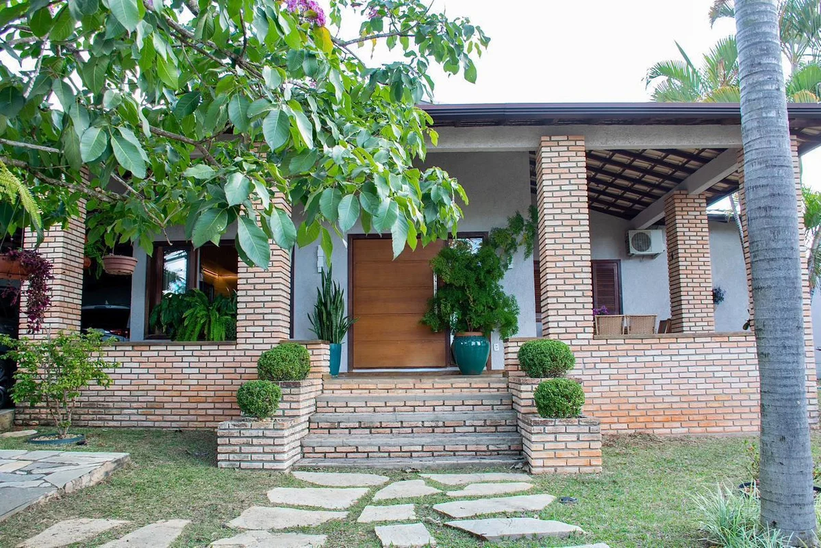  Casa térrea, ampla e totalmente reformada, com acabamentos de alto padrão e mui...