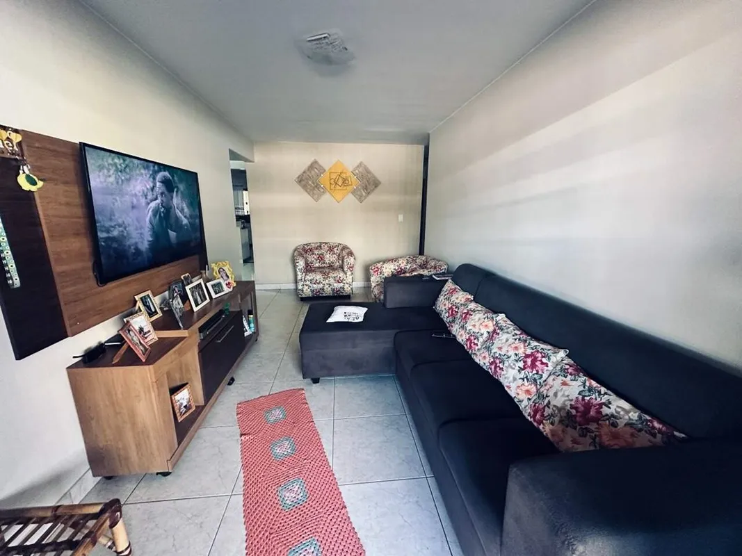 Vende excelente casa na quadra 14 do Valparaíso 2, com lote de 242 metros quadra...