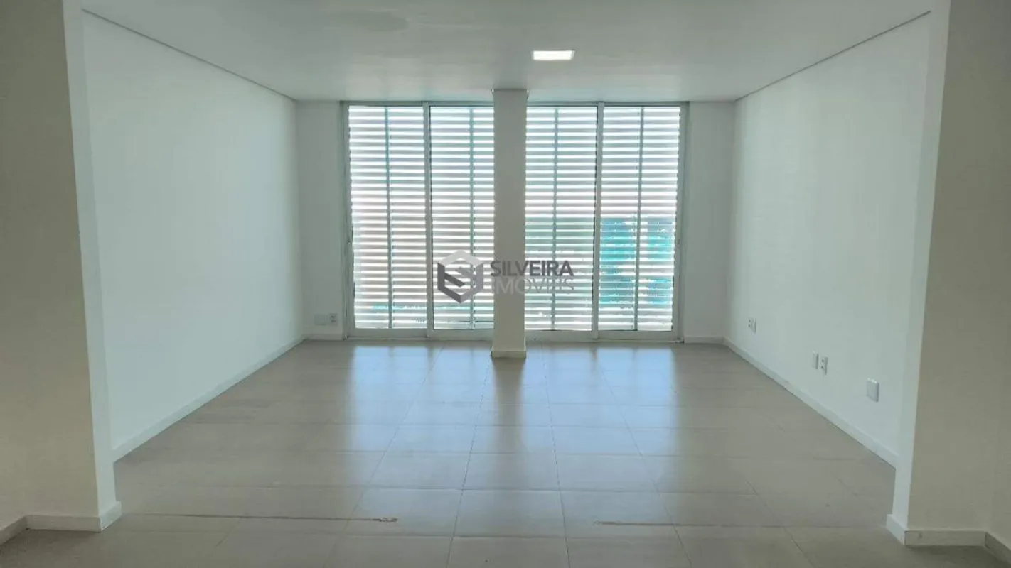 Excelente sala em vão livre com ar condicionado, banheiro; e uma vaga de garagem...
