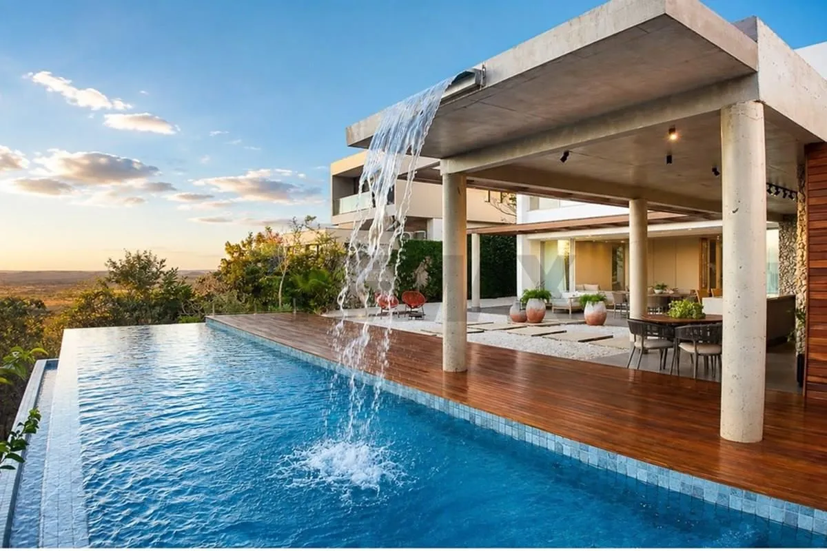 ONDE A ARQUITETURA ENCONTRA A PAISAGEM.Uma residência extraordinária no Condomín...
