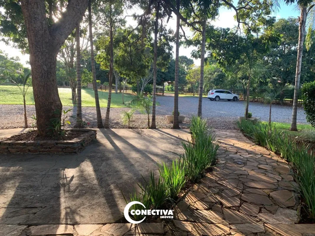 Chácara com 1.207m2 de terreno, casa com 200m2, 3 suítes, sendo 2 americanas. Sa...