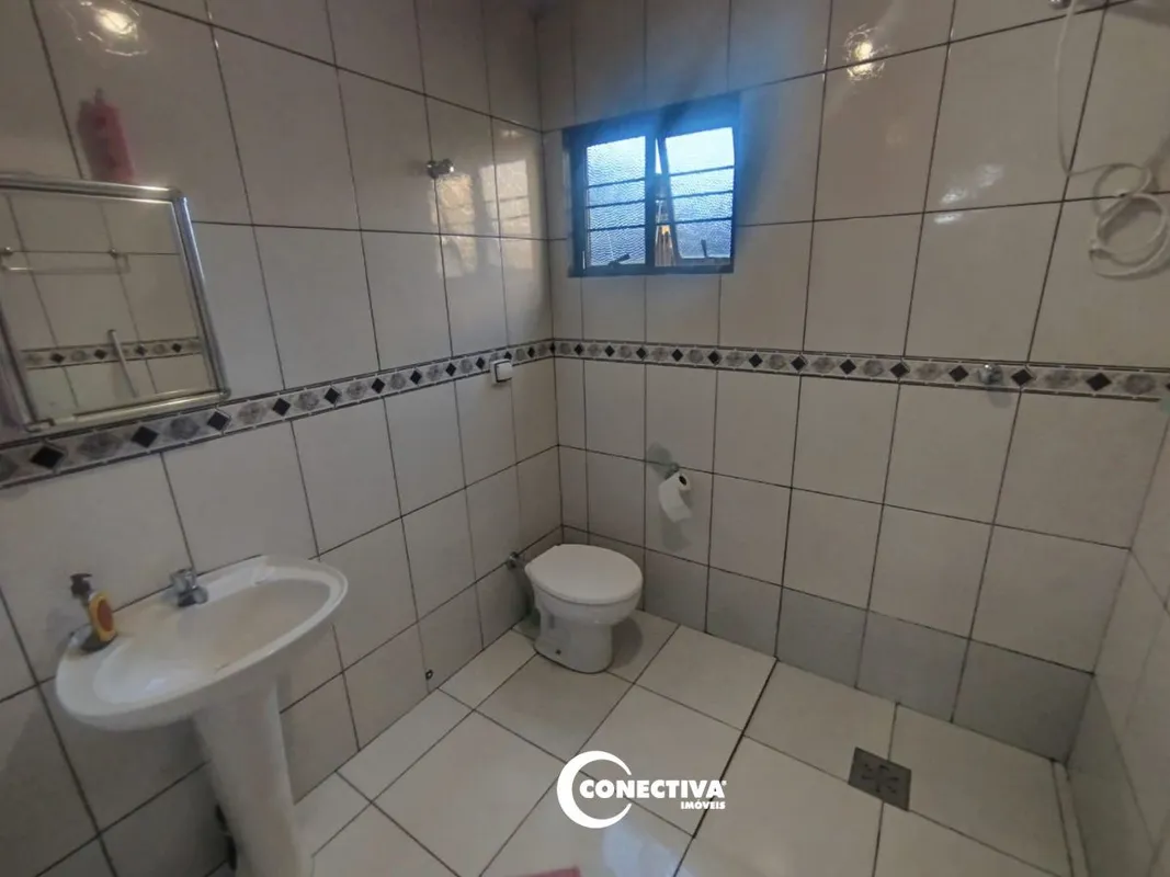 Casa usada com 4 quartos, 2 banheiros, sala de estar, sala de jantar, cozinha, d...