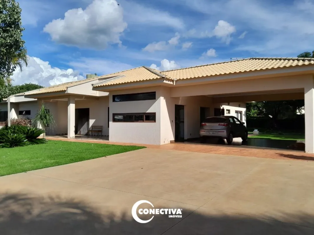Excelente casa térrea com 04 suítes plenas, sala 03 ambientes, varanda espaçosa,...