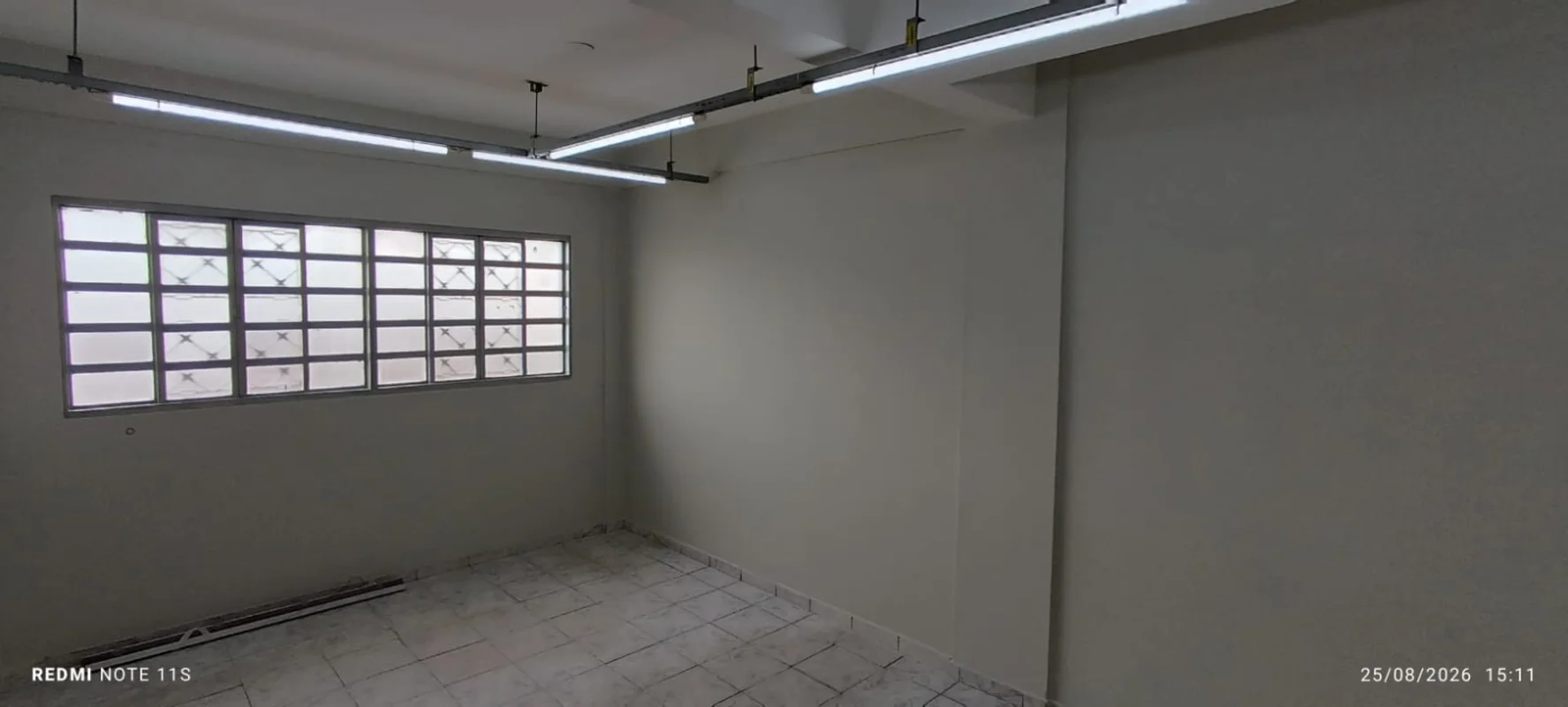 ** CURITIBA IMOBILIARIA ALUGA **SALAS COMERCIAIS COM DIVISÓRIAS E PROJETO DE ILU...