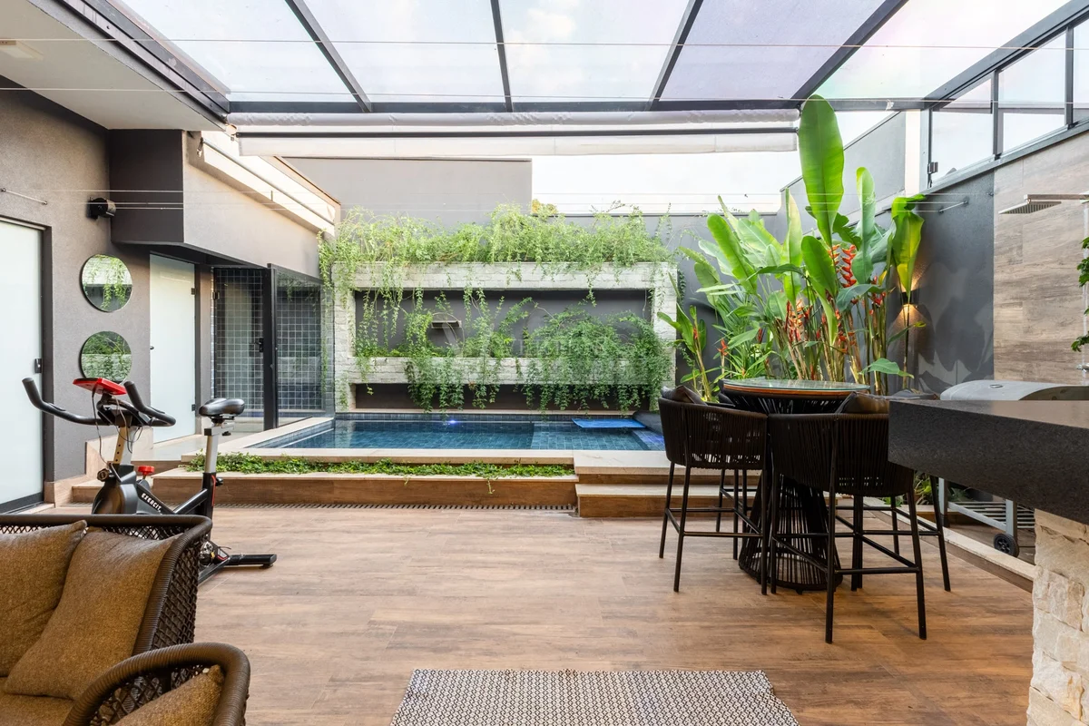 RUA 12 - 3 SUÍTES | PORTEIRA FECHADA | 400M | PISCINA AQUECIDA E SAUNACondomínio...