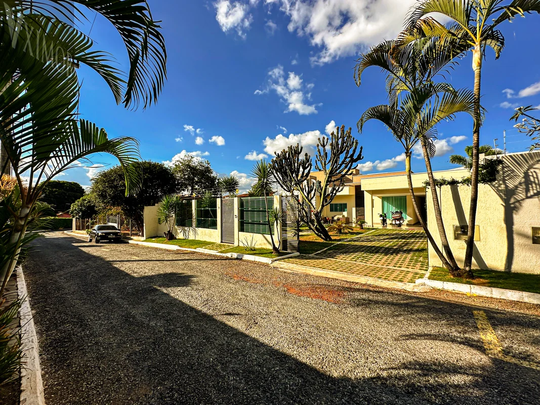 Descubra uma casa excepcional no condomínio Arniqueiras, localizada na SHA Conju...