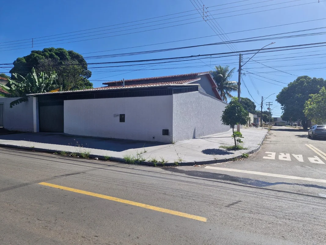 Imagine morar em uma casa de esquina em uma localização privilegiada da Vila Jar...