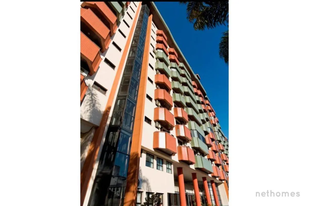 Descubra o estilo de vida encantador neste sofisticado apart hotel à venda em Po...