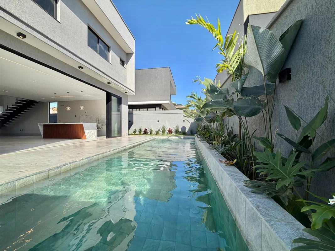 Sobrado novo, imponente e com imenso quintal gramadoAmpla área a céu Piscina aqu...