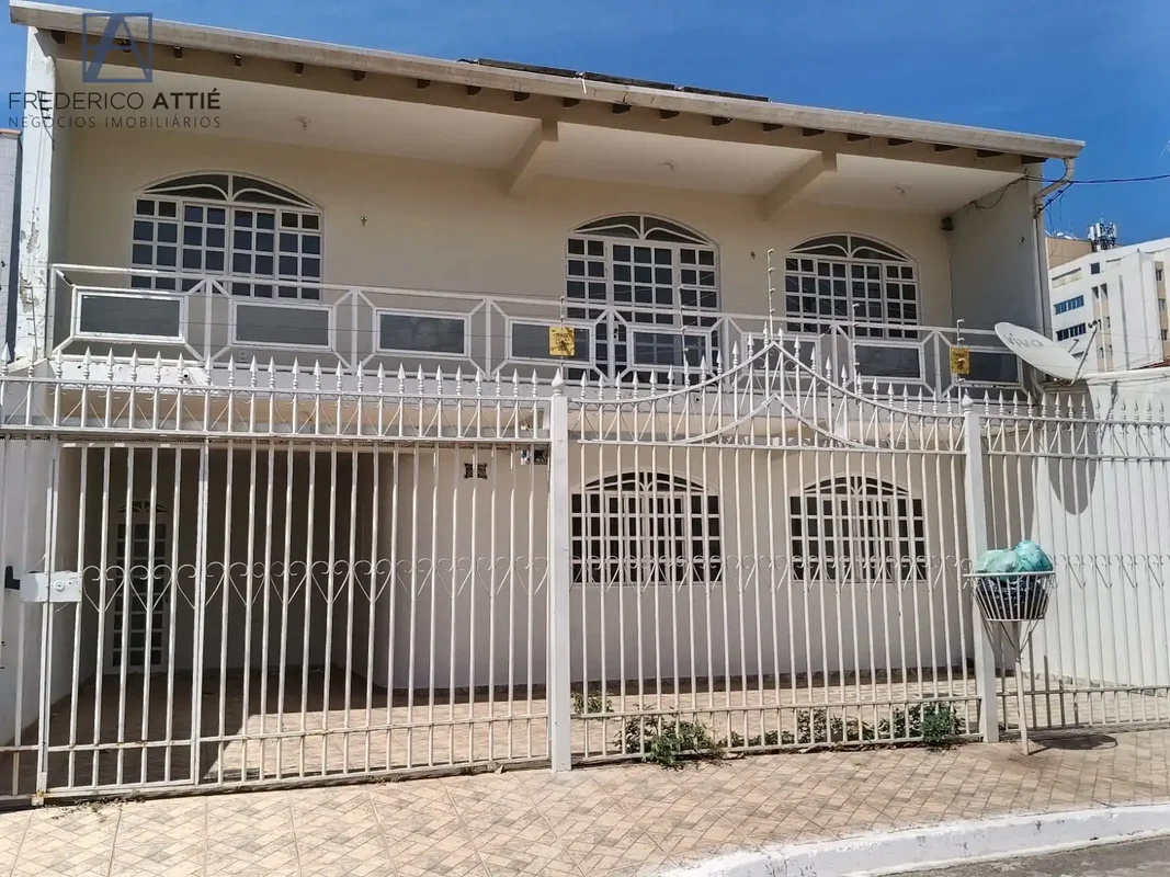 CASA AMPLA, BEM ILUMINADA E PRÓXIMA AO METRÔExcelente casa com ambientes amplos,...