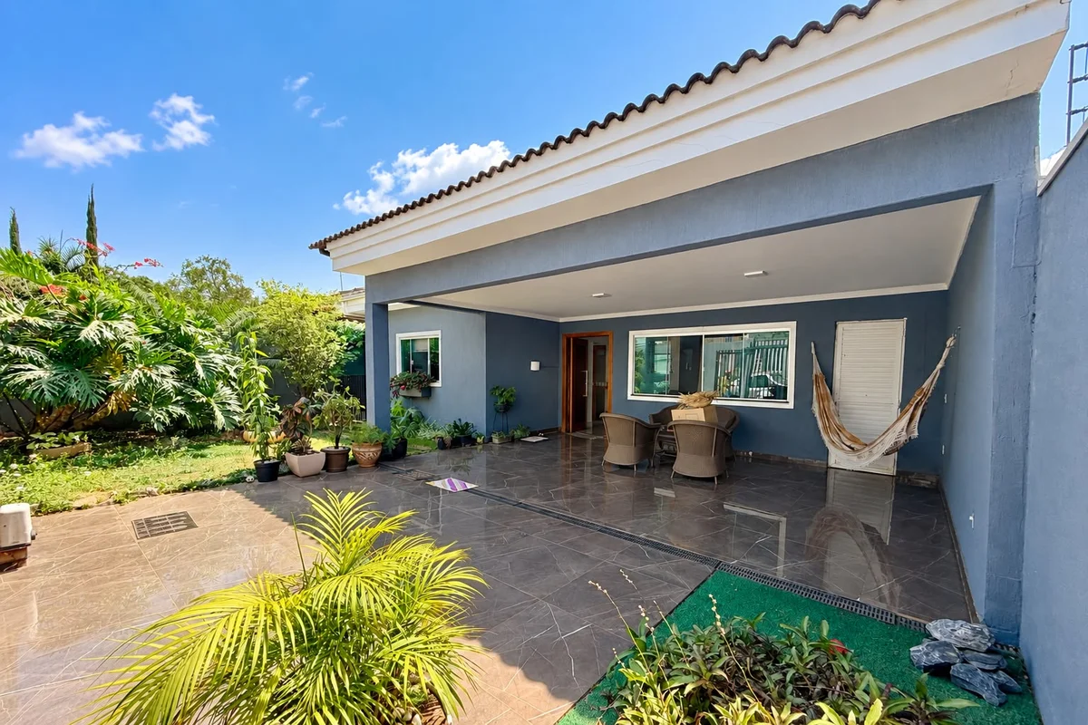 CASA ESCRITURADA À VENDA NO JOCKEY | 3 QUARTOS, PISCINA AQUECIDA E LOTE DE 400 M...